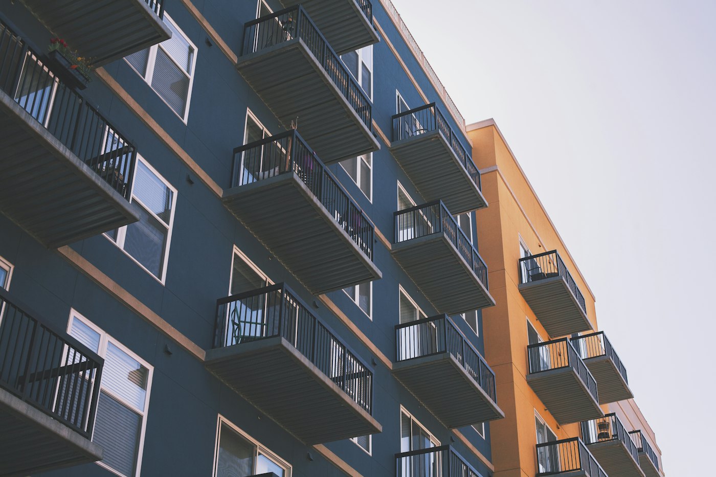 Immeuble résidentiel neuf aux balcons en bois