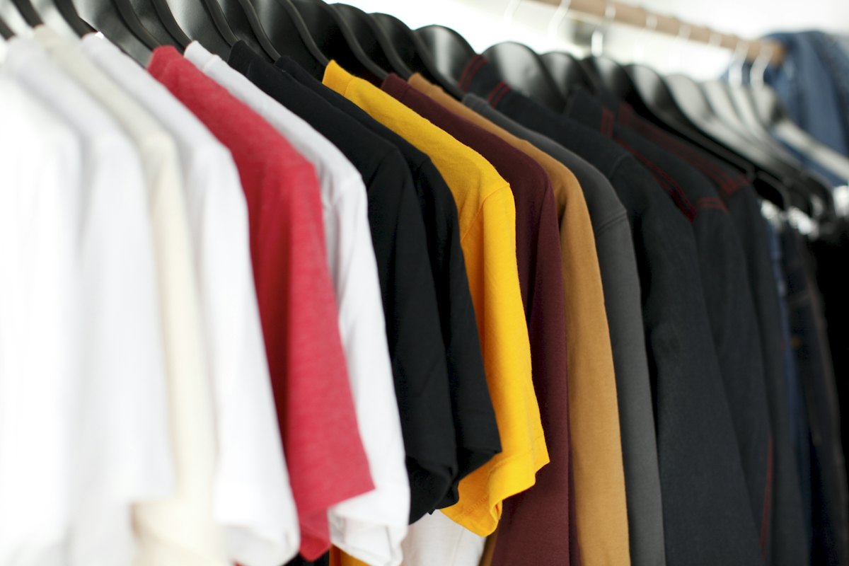 Des vêtements rangés sur une penderie