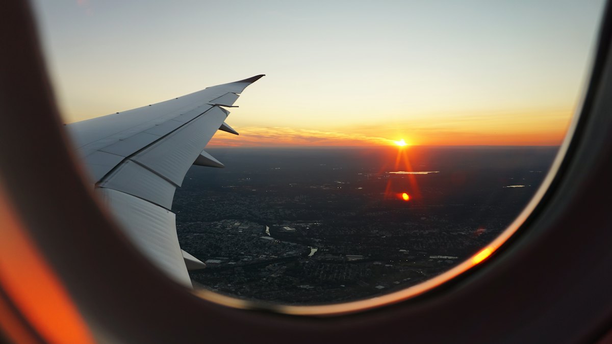 Vue du ciel depuis le hublot d'un avion