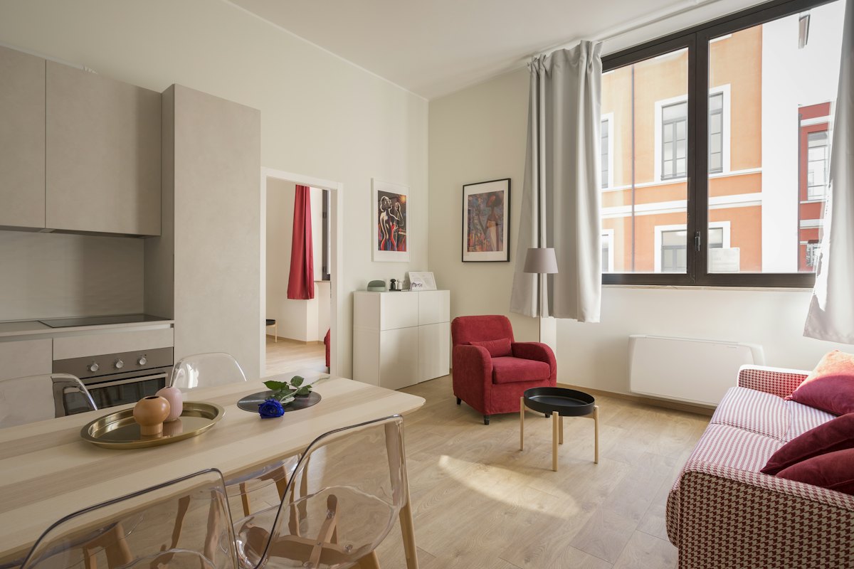 Studio lumineux, canapé et cuisine ouverte